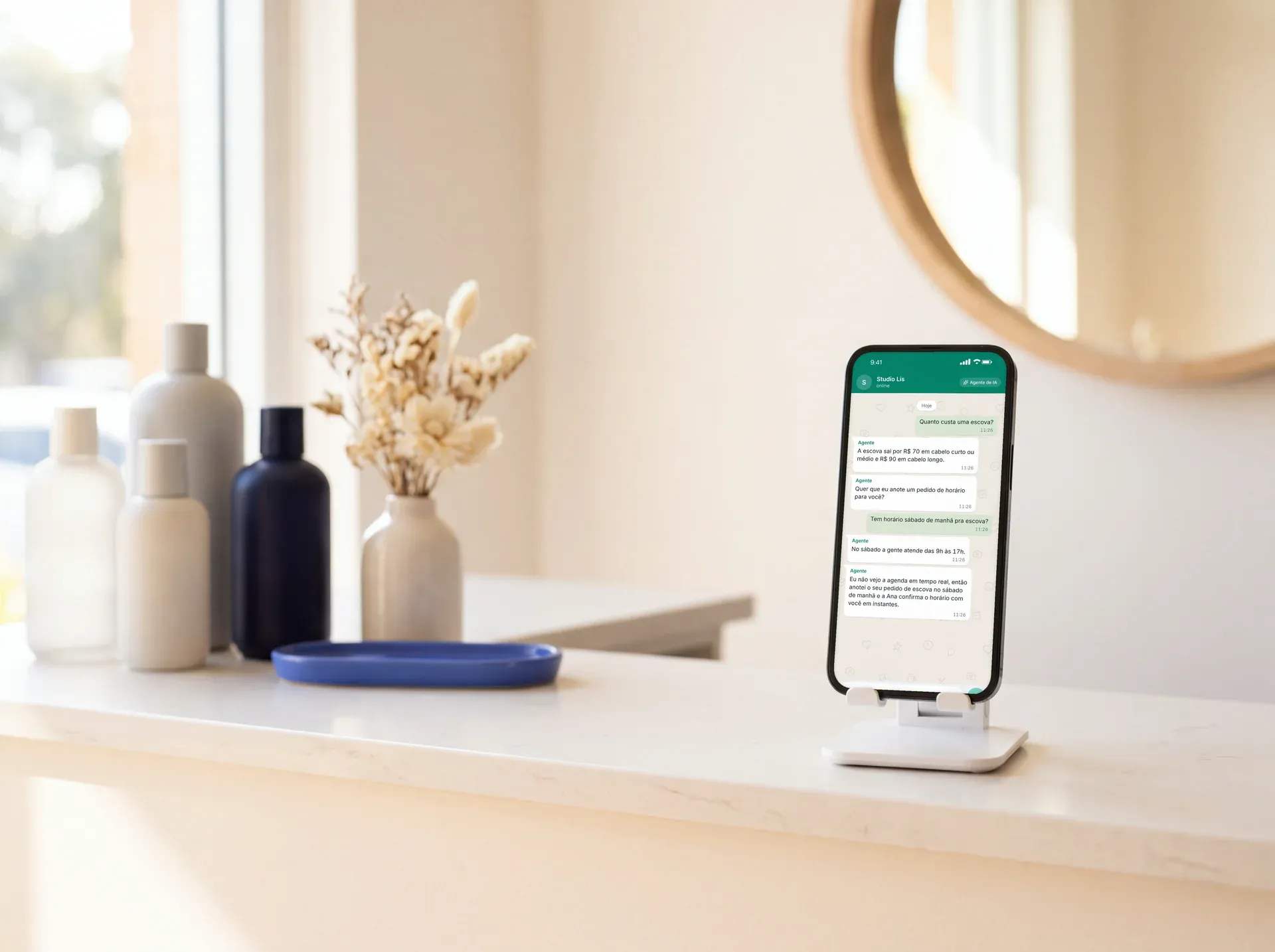 Celular com o agente atendendo um cliente de salão, clínica e estúdio