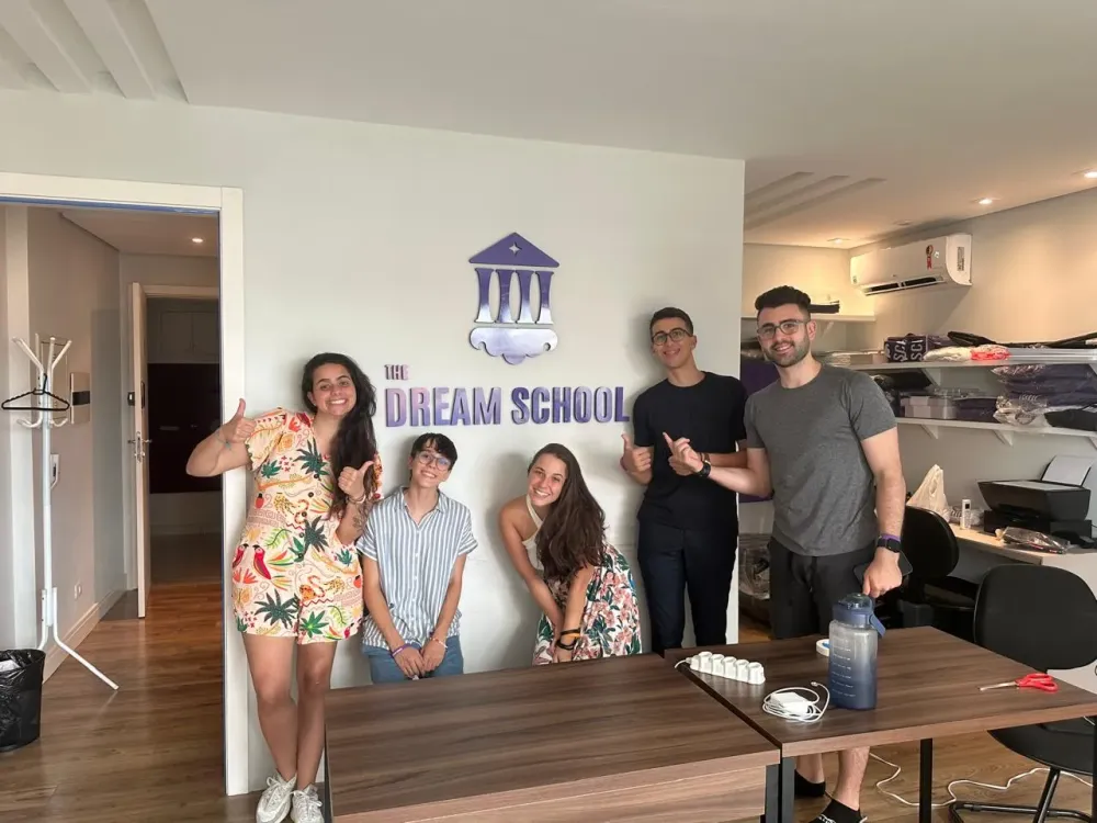 The Dream School: Duzentas páginas feitas pelo time dela
