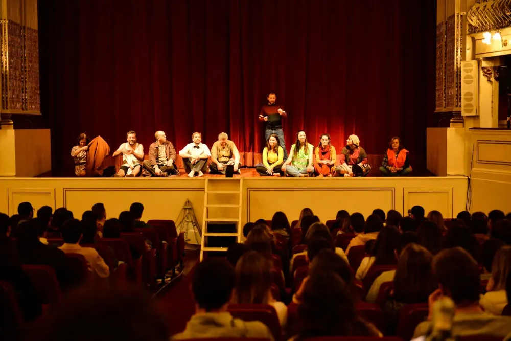 Contigo Teatro: Da peça da escola ao Teatro Municipal