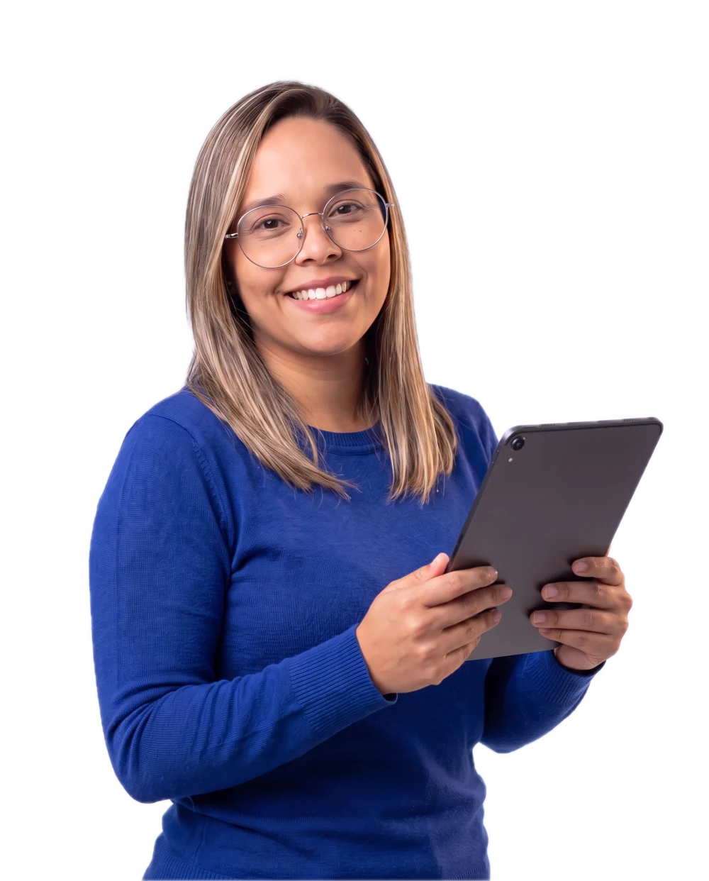 Damiana, da equipe da Criafe, sorrindo com um tablet nas mãos