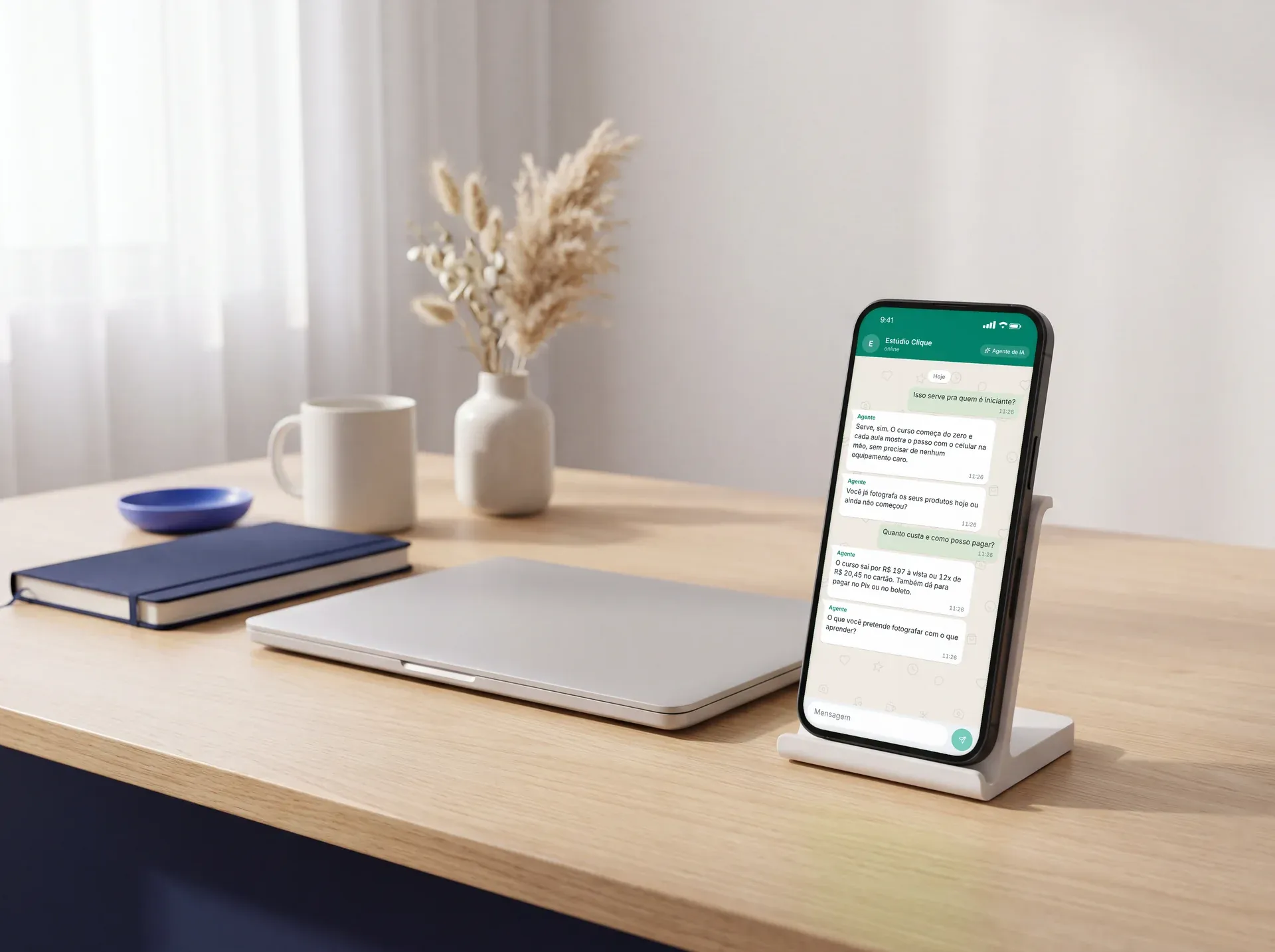 Celular com o agente atendendo um cliente de curso online e infoproduto