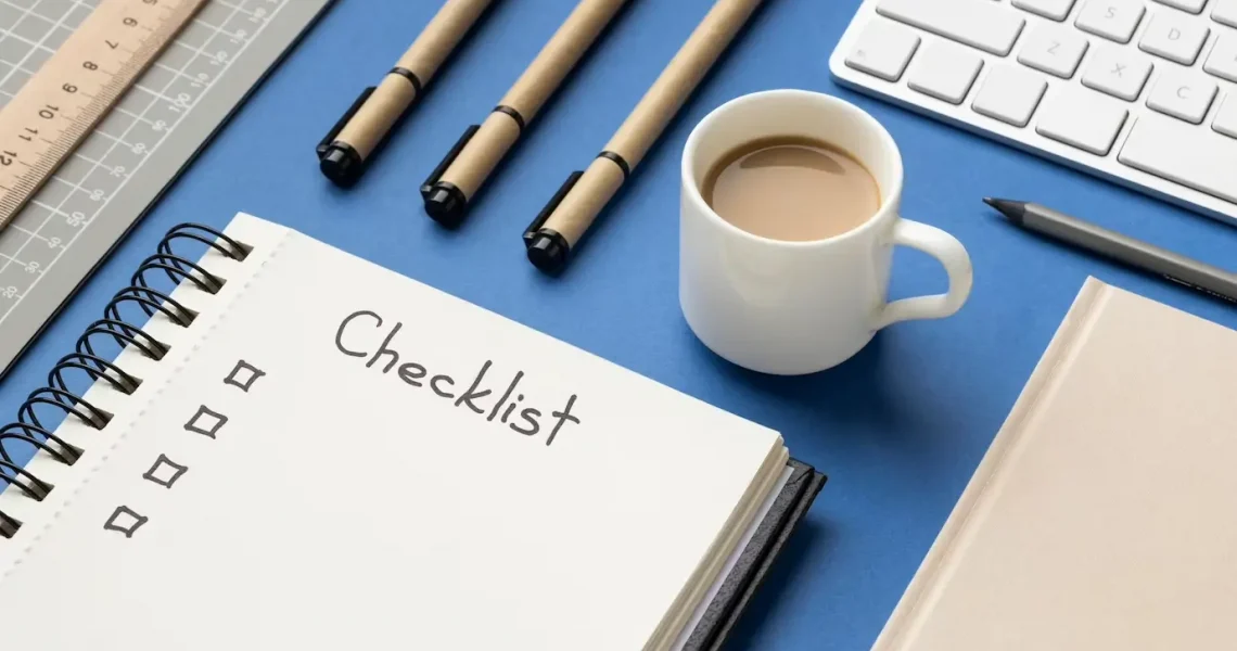 Mesa com um caderno de Checklist de Manutenção WordPress