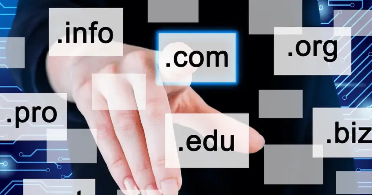 Mão escolhendo entre terminações de domínio como .com, .org e .edu